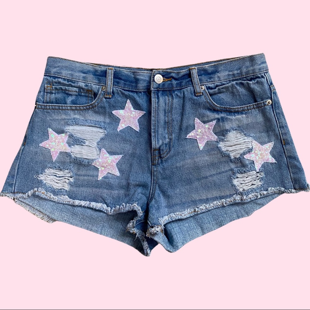 Star detail jean shorts